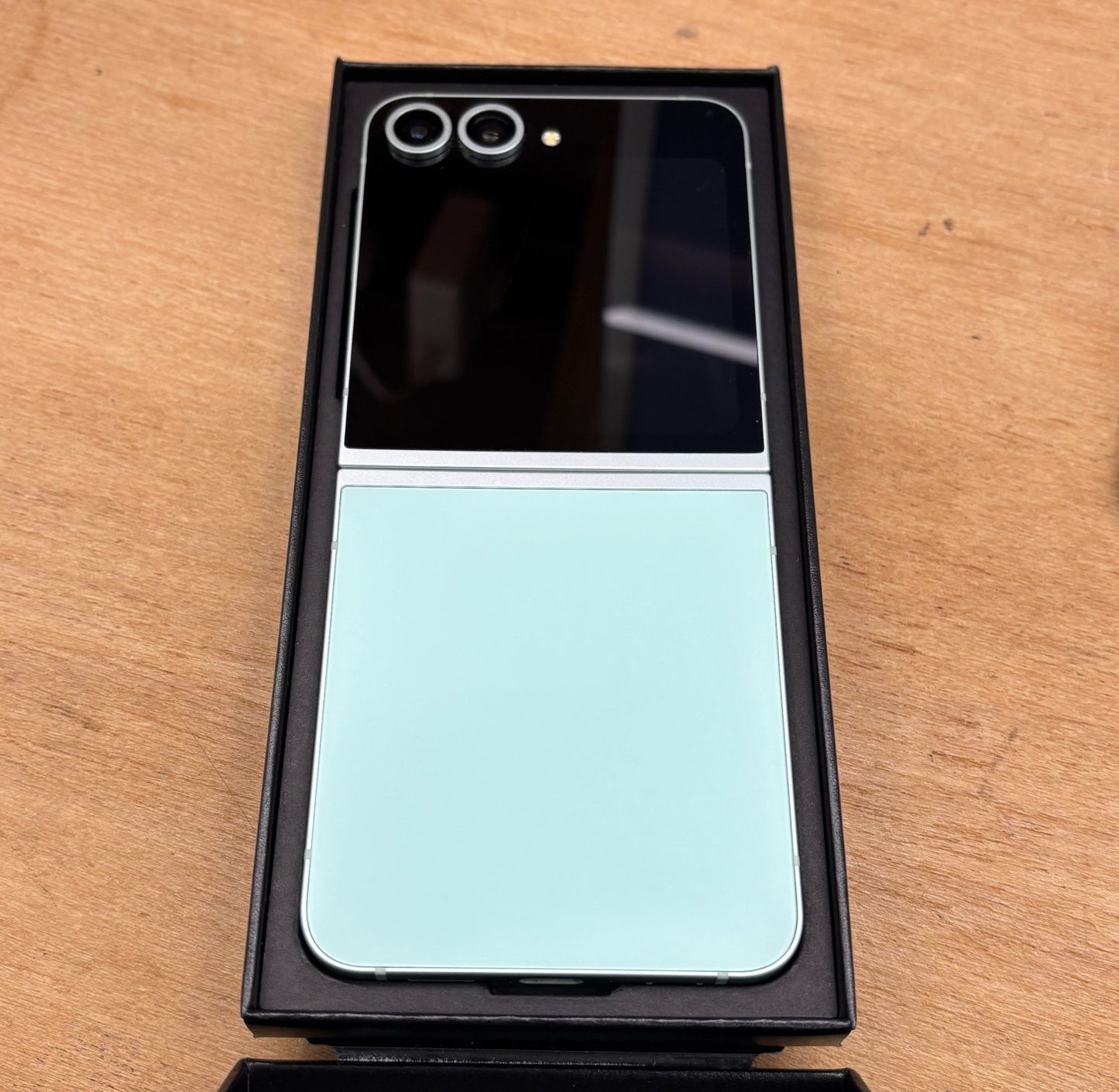 Samsung Galaxy Z Flip6 256GB Silver Shadow - trade.com.au