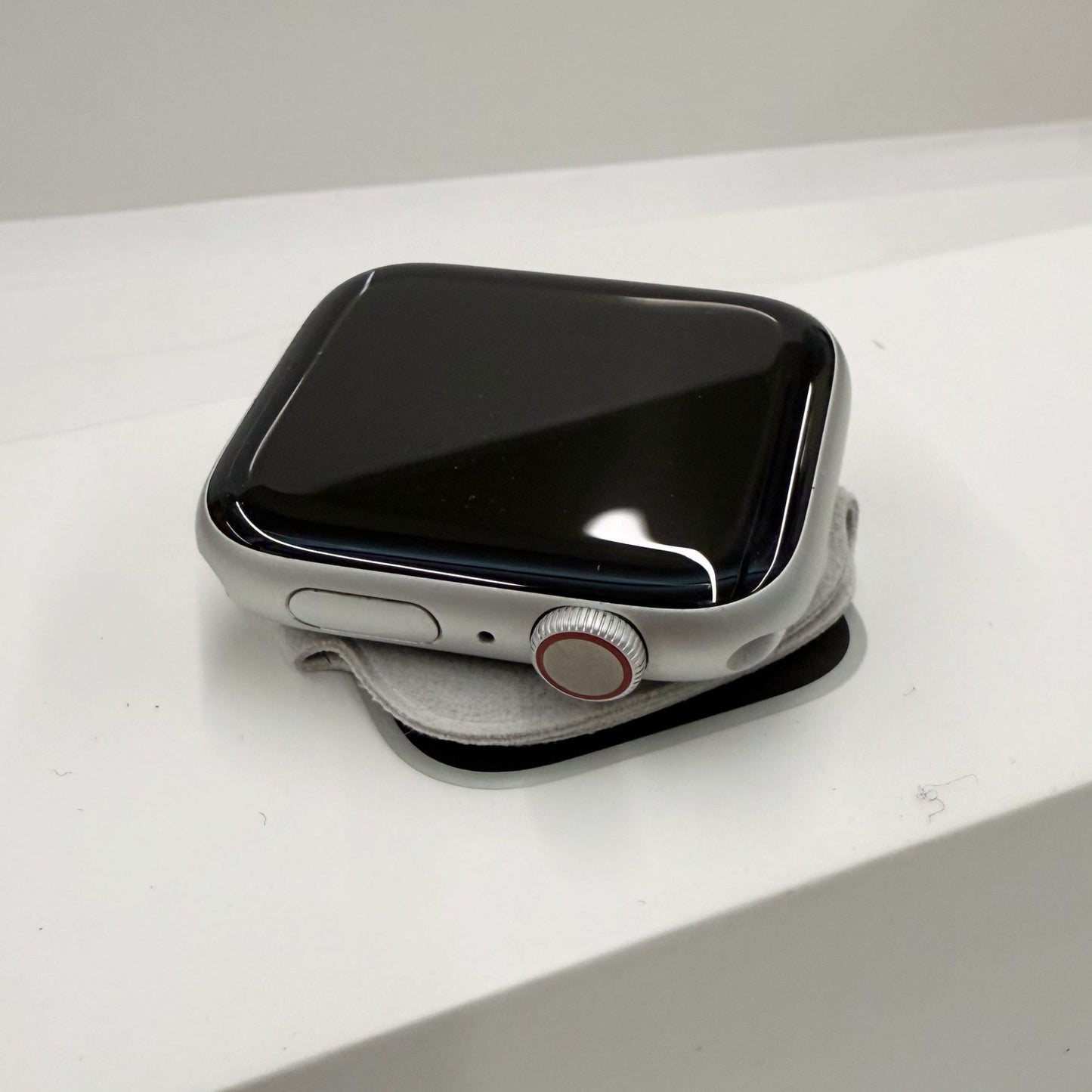 Apple Watch Series 4 Silver (44mm) - trade.com.au