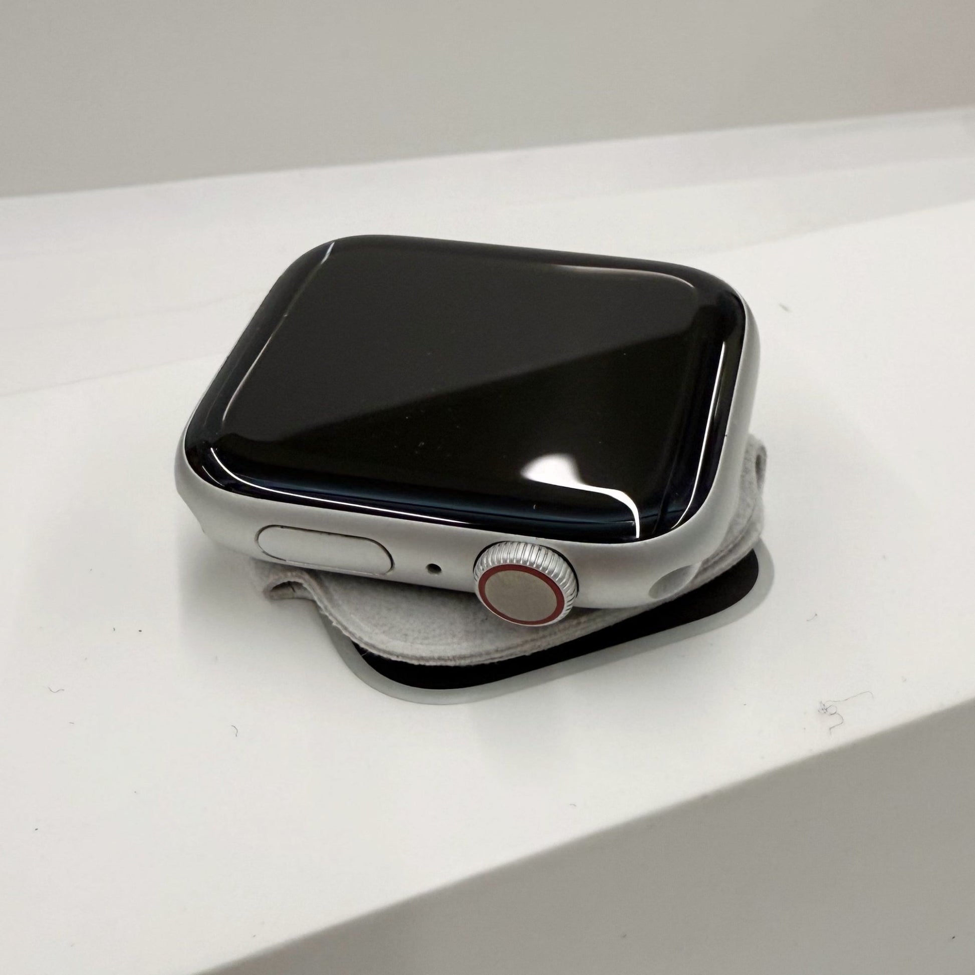 Apple Watch Series 4 Silver (44mm) - trade.com.au