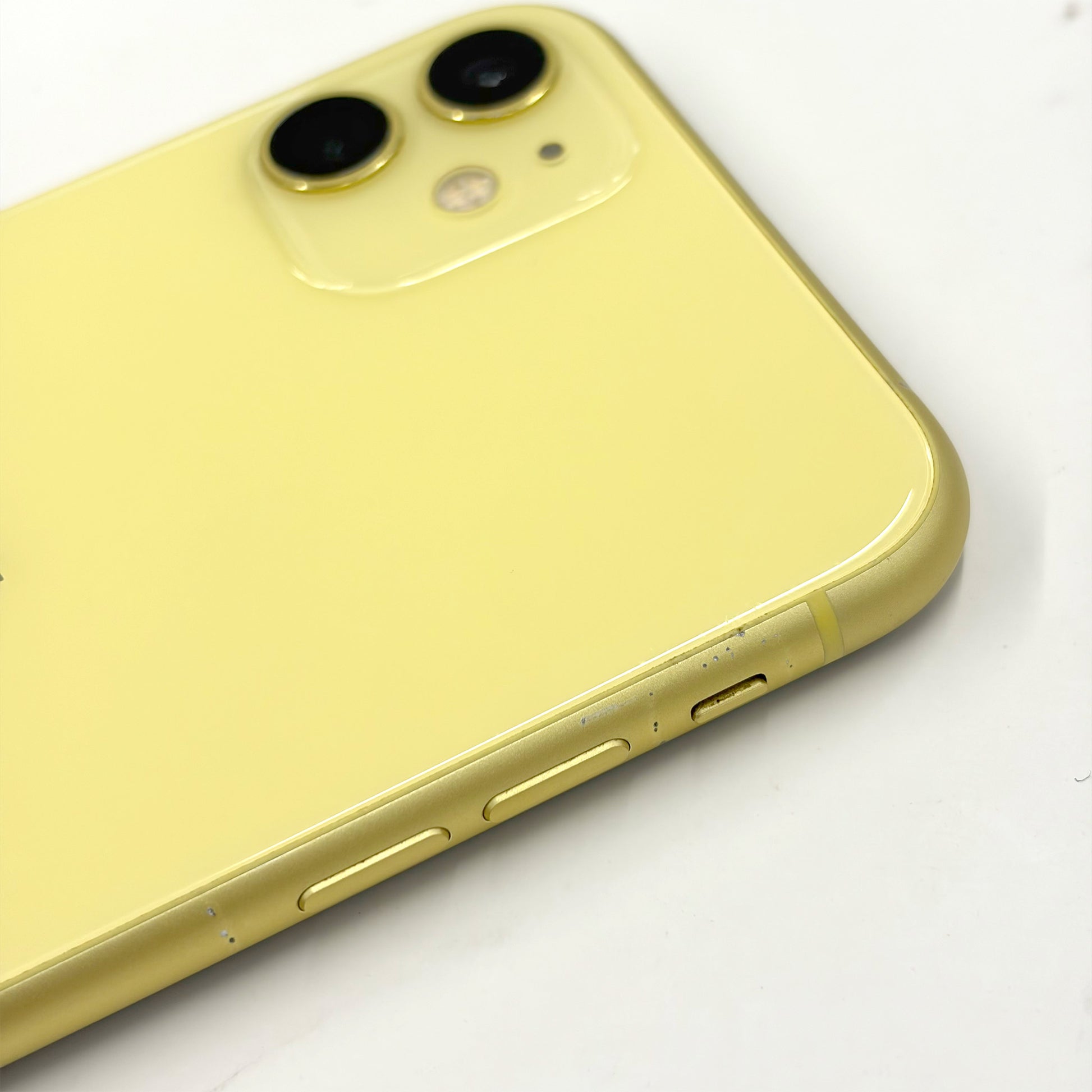 iPhone 11 128GB Yellow B Grade 100% Battery T8569