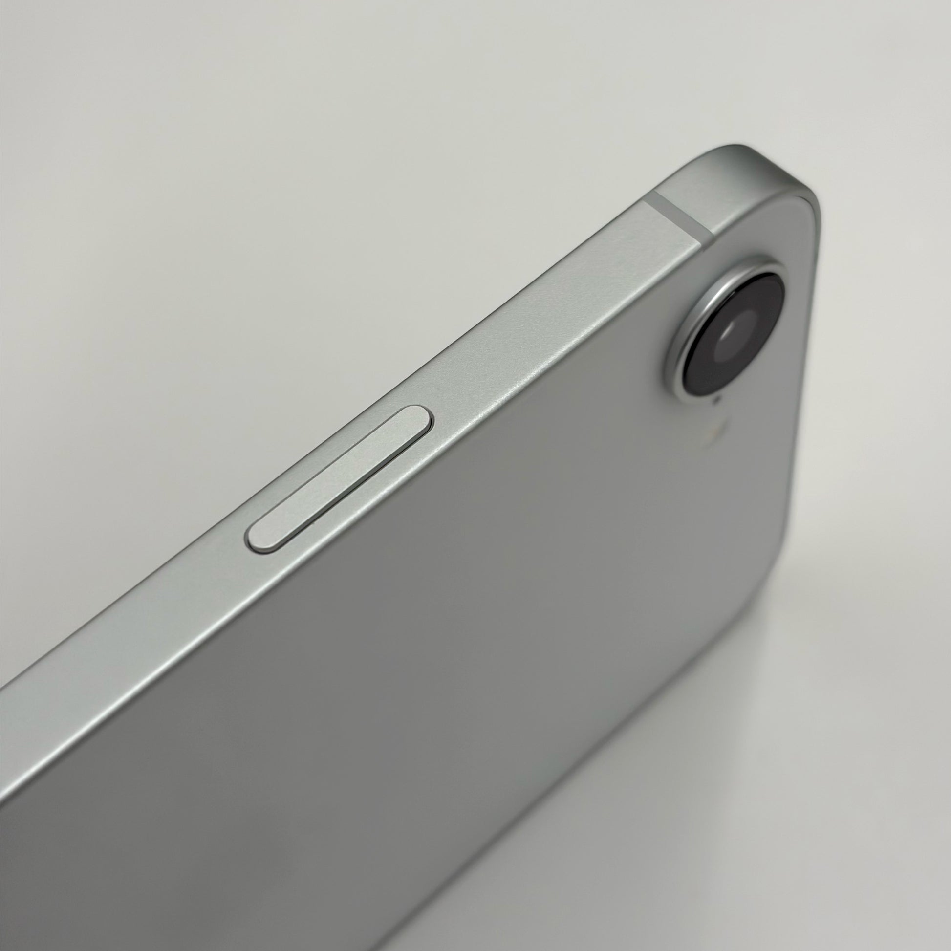 iPhone 16e 128GB White A Grade (Almost New) 100% Battery T8627