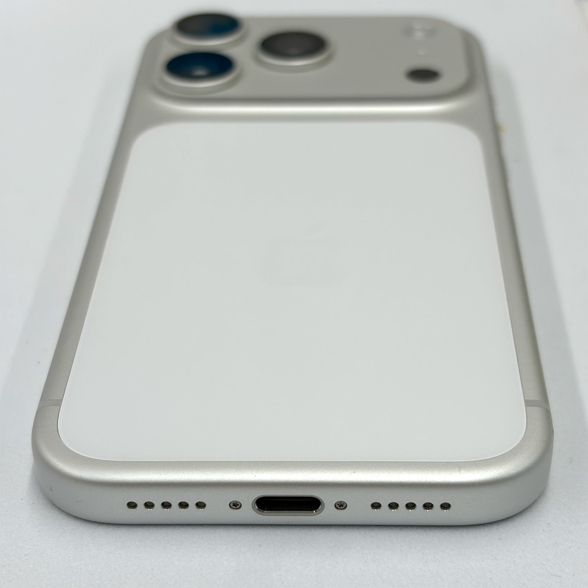 iPhone 17 Pro 256GB Silver B Grade 100% Battery T8591