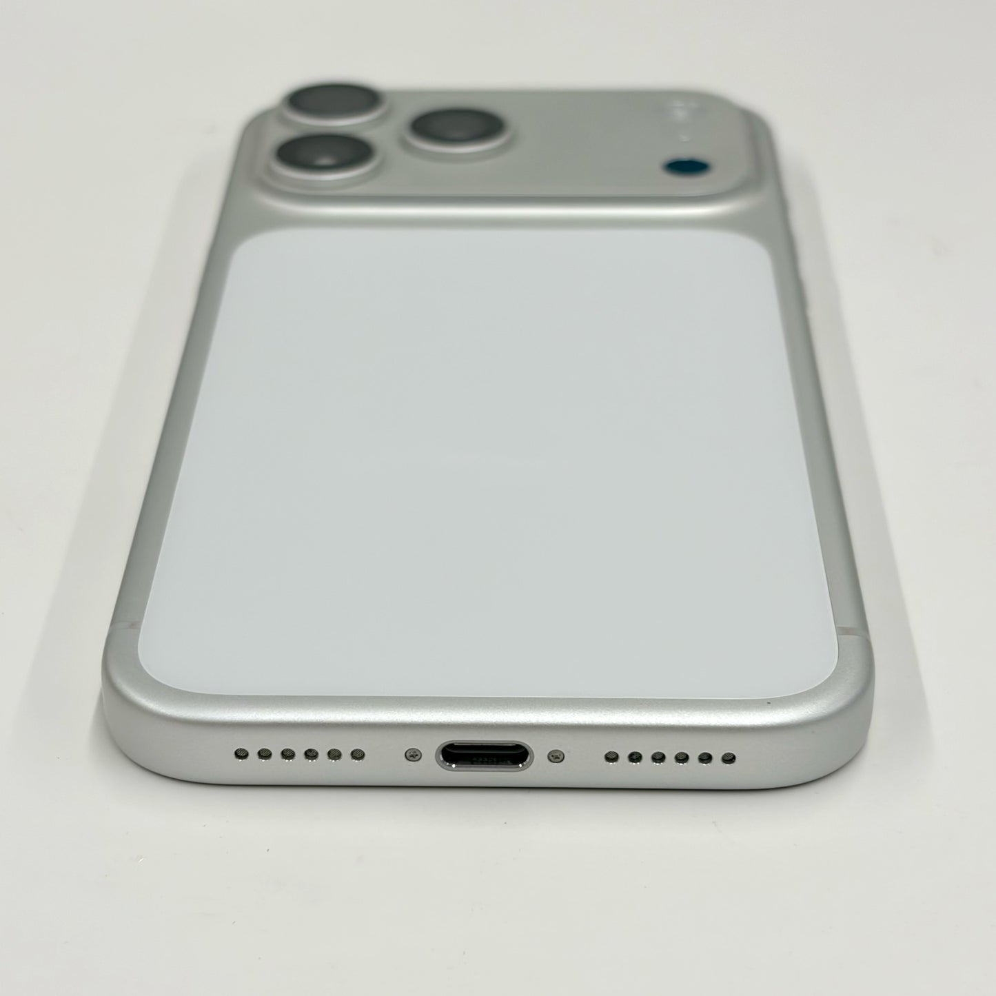 iPhone 17 Pro Max 1TB A Grade Silver - T8586