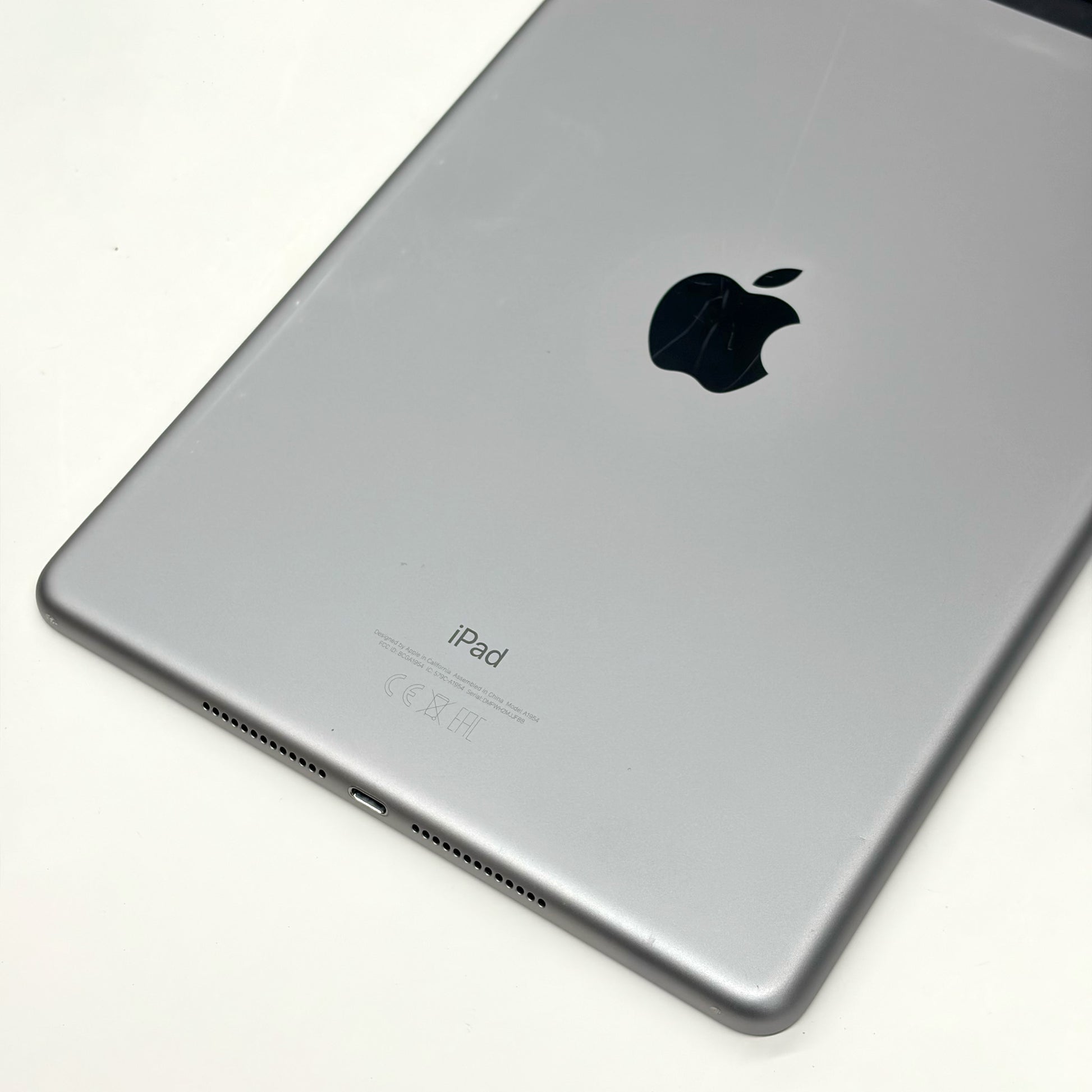 iPad 9.7 (2018) 6th Gen 32GB Space Grey Cellular T8665