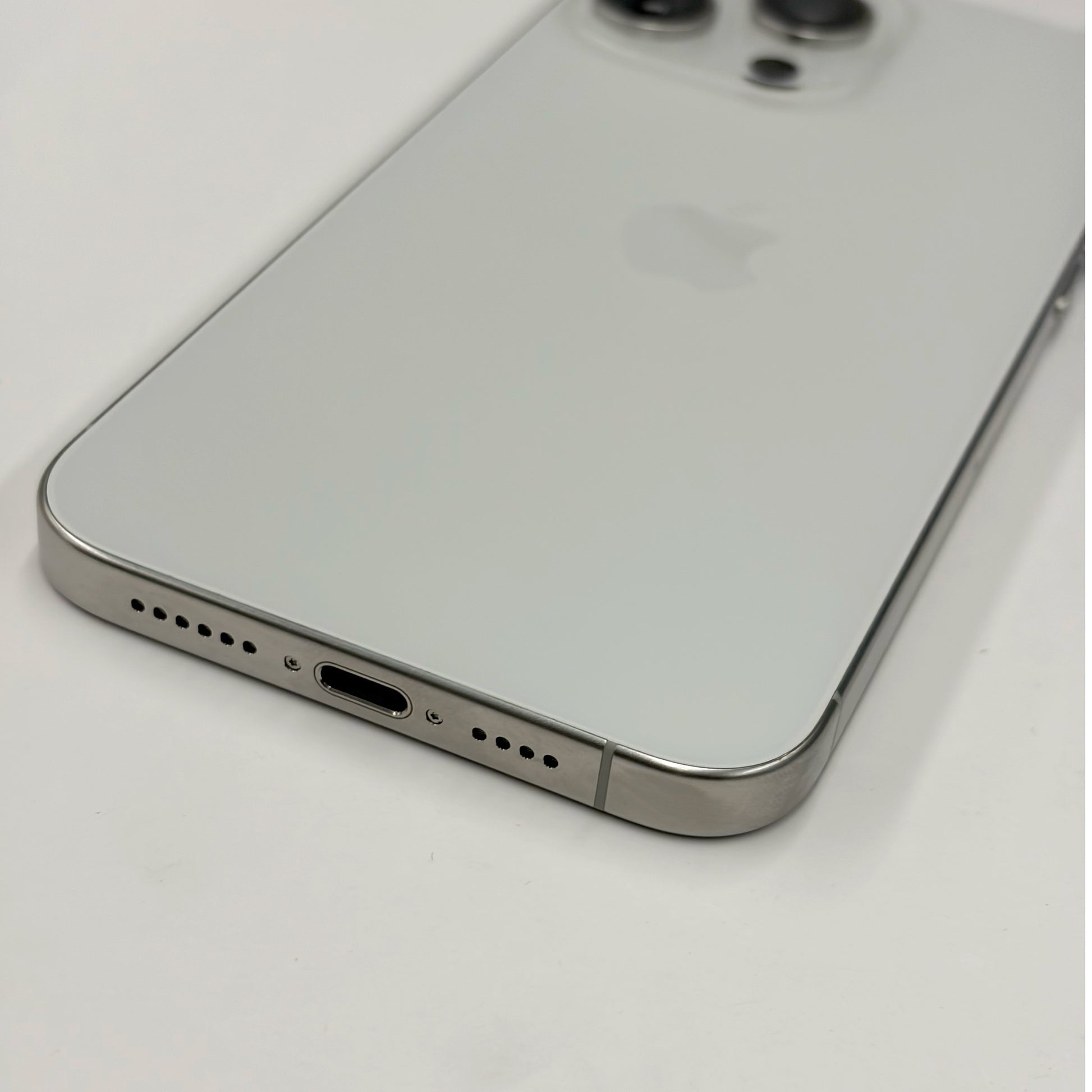 iPhone 15 Pro Max 256GB White Titanium A Grade 99% Battery - T8690