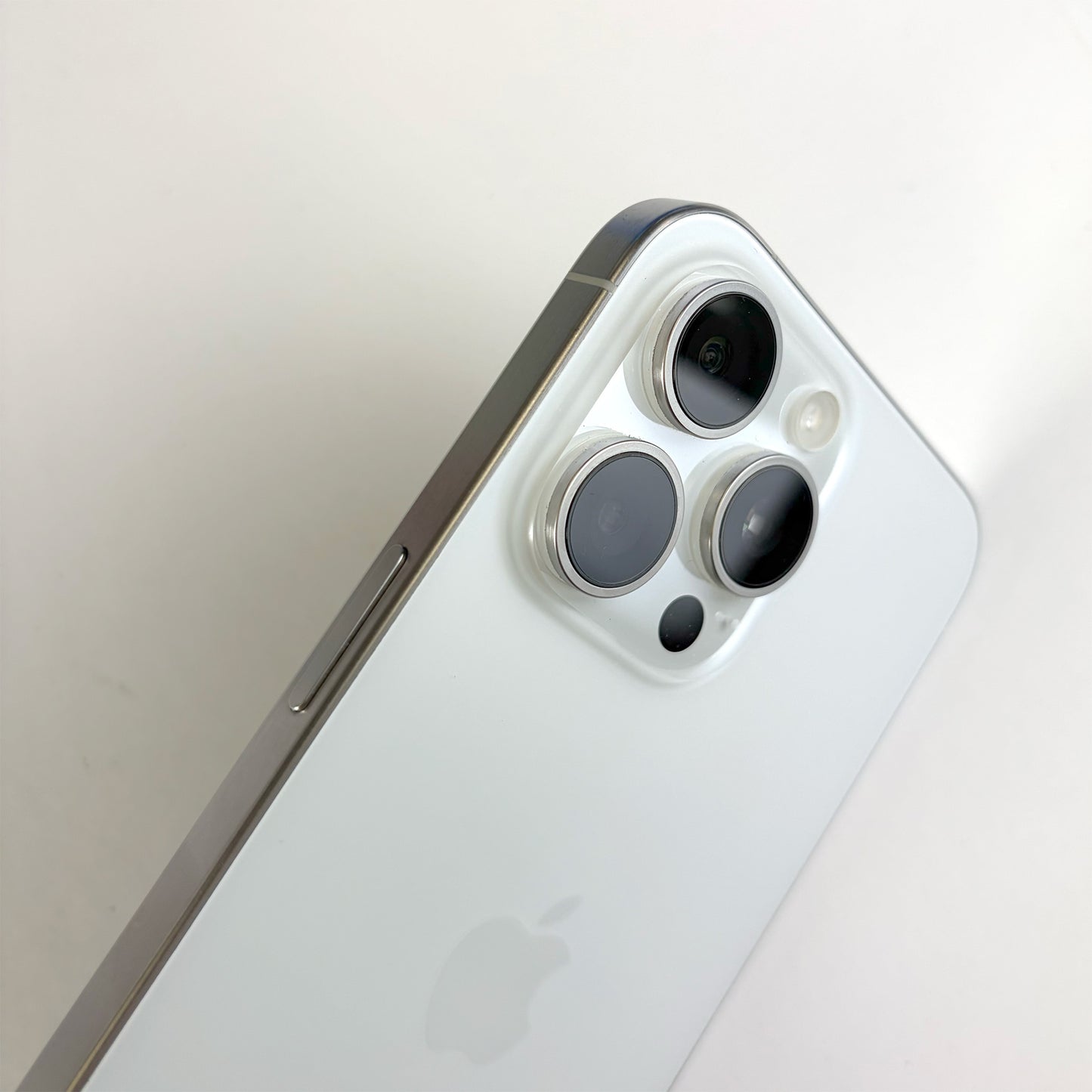 iPhone 15 Pro Max 512GB White Titanium C Grade 84% Battery - T8694