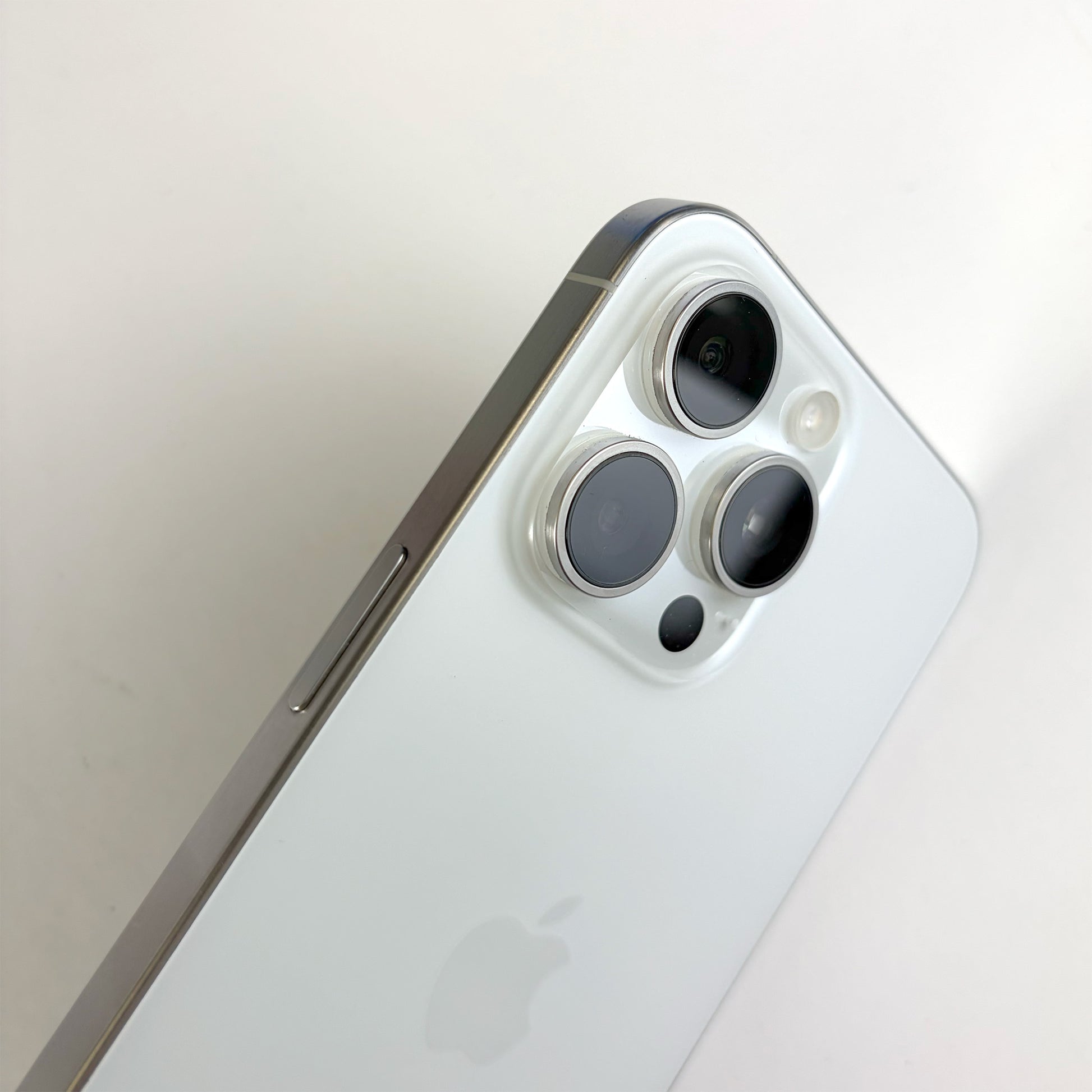 iPhone 15 Pro Max 512GB White Titanium C Grade 84% Battery - T8694