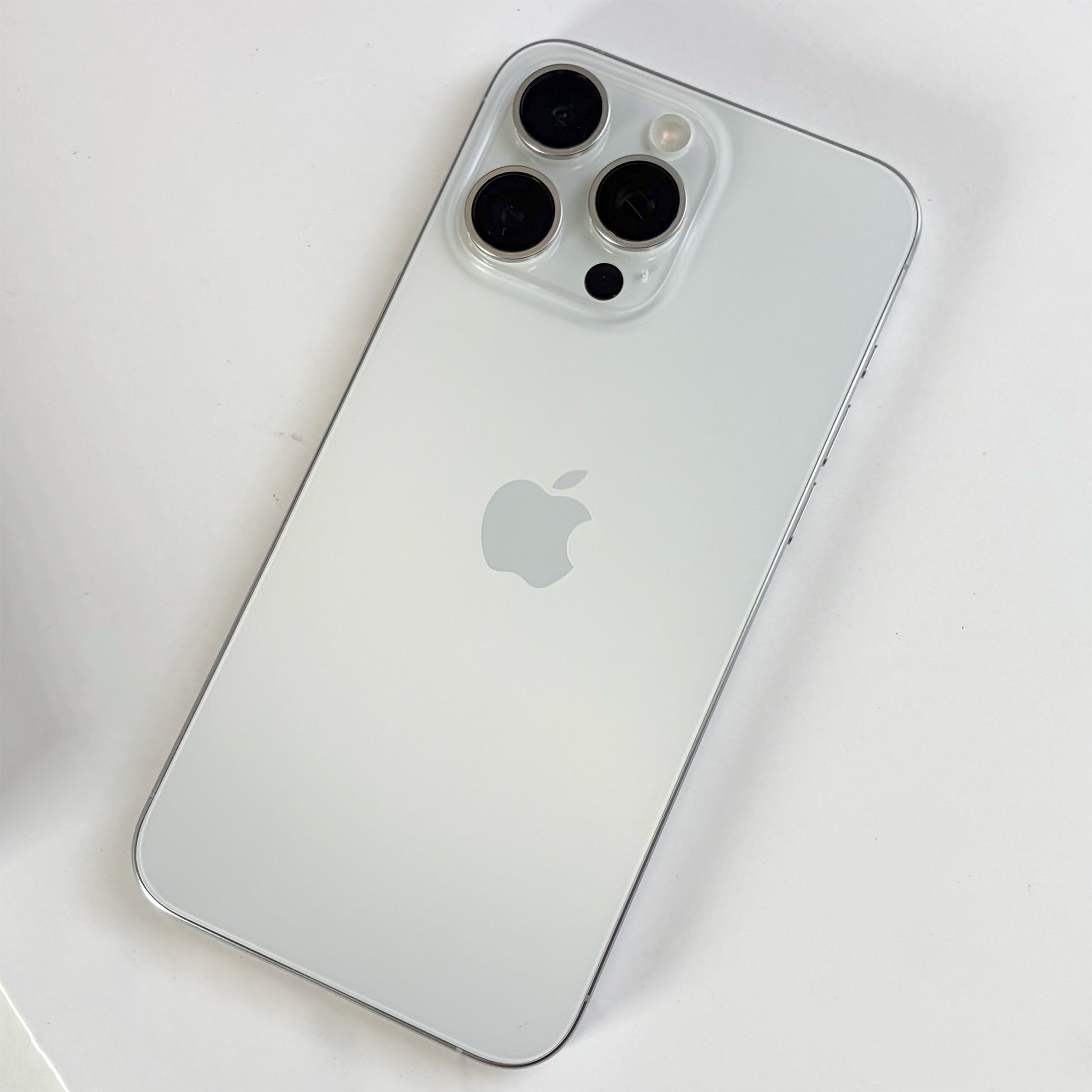 iPhone 15 Pro Max 512GB White Titanium C Grade 84% Battery - T8694