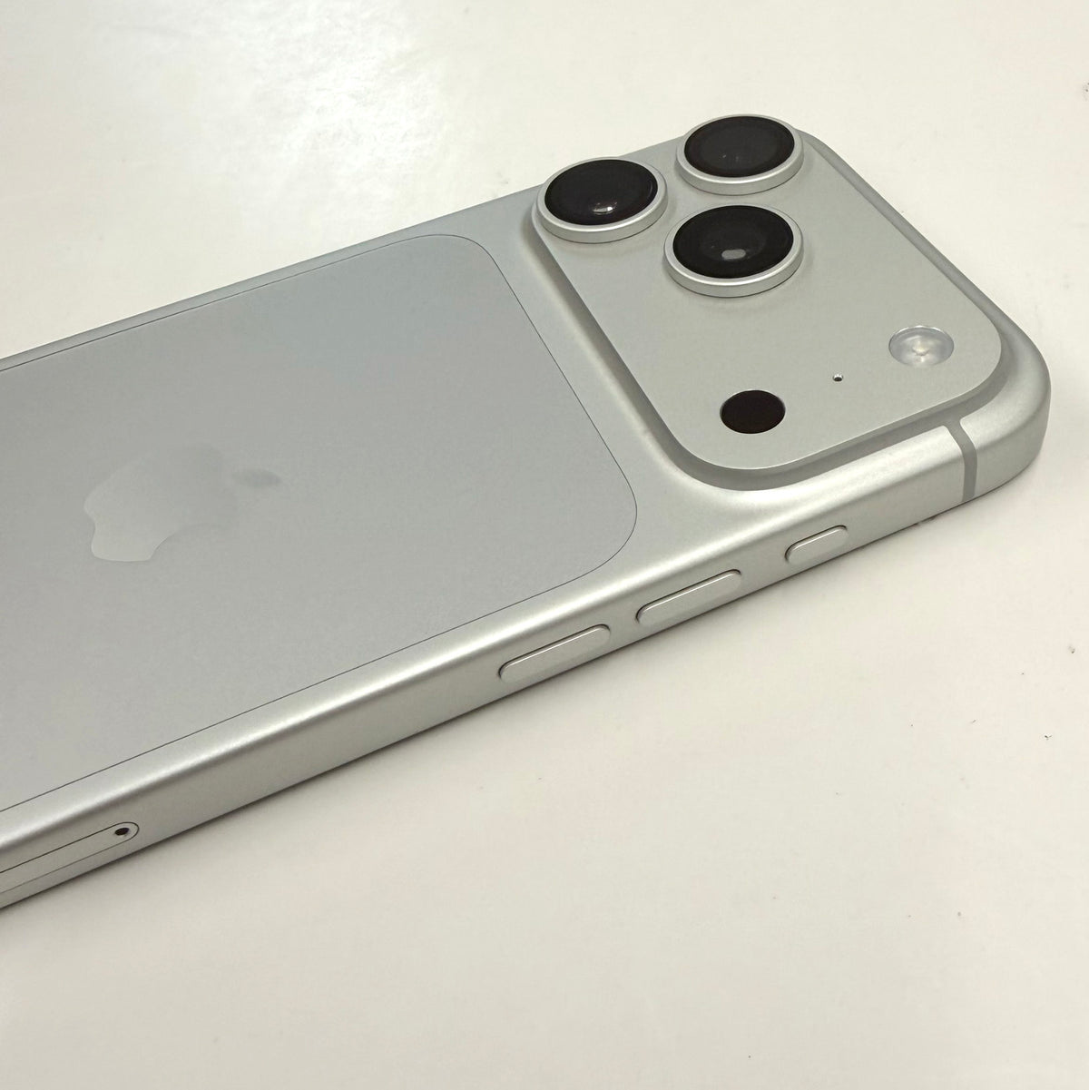 iPhone 18 Pro Silver 256GB 100% Battery (A Grade) T8994