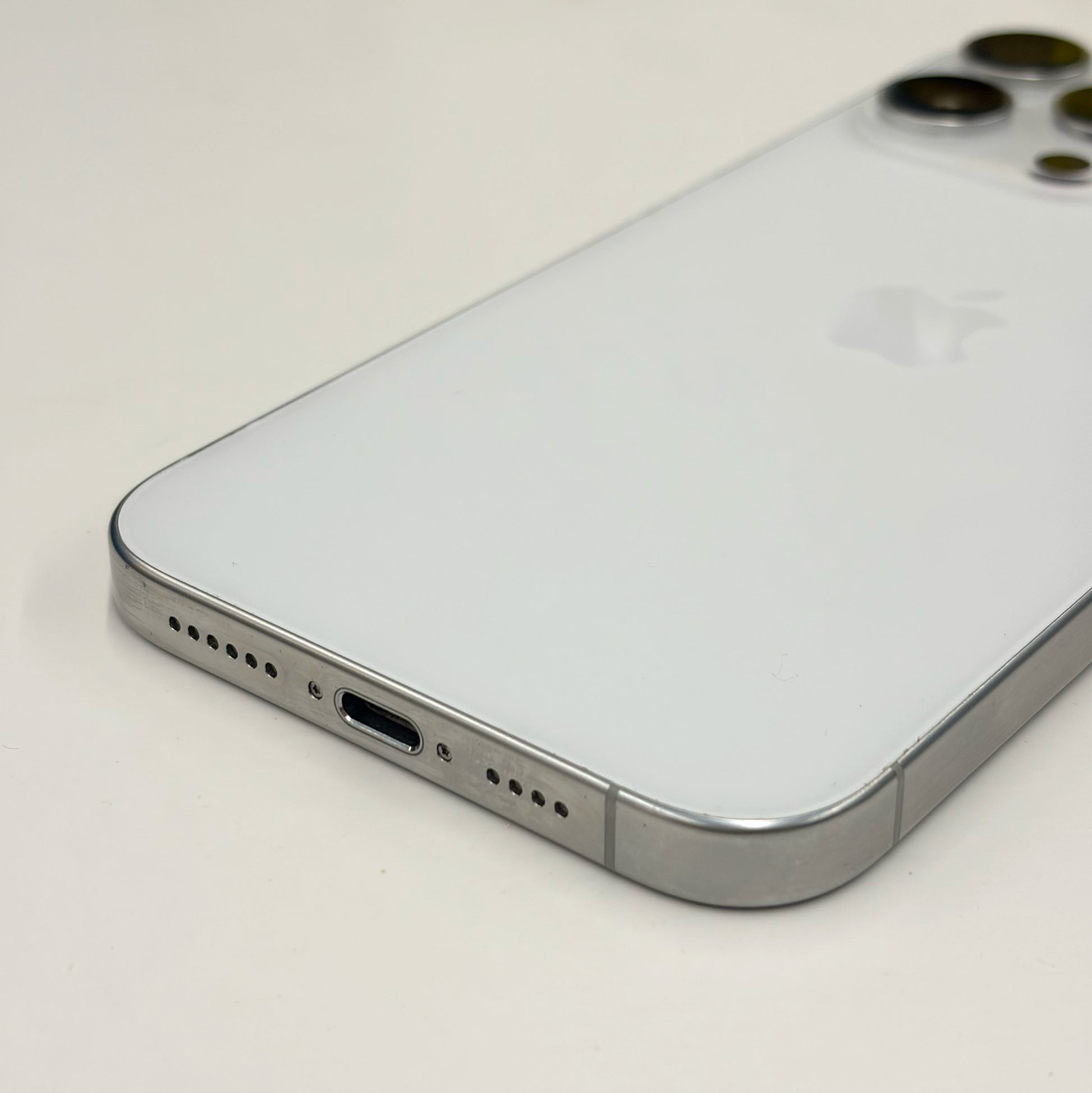 iPhone 16 Pro Max 256GB White Titanium A Grade 100% Battery T8649